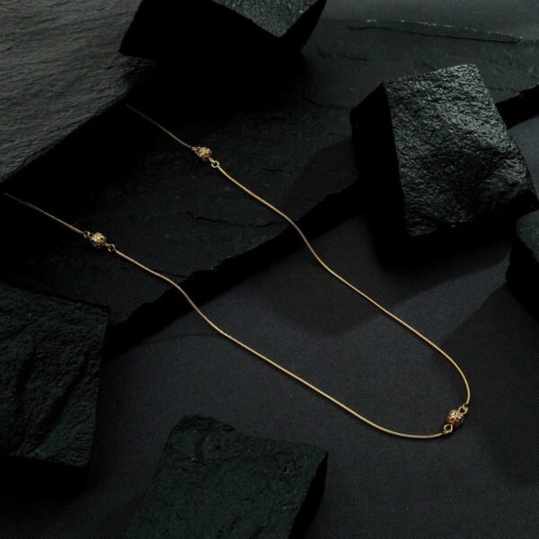 Colar Dourado com Esferas Vazadas Cravejadas de Zircônia - Imagem 3